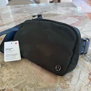 Lululemon everywhere belt bag - camo